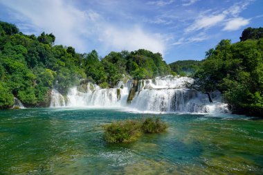Krka Ulusal Oark 'taki manzaralı şelale Hırvatça