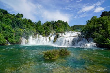Krka Ulusal Oark 'taki manzaralı şelale Hırvatça