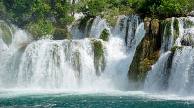 Krka Ulusal Oark 'taki manzaralı şelale Hırvatça