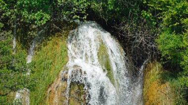 Krka Ulusal Oark 'taki manzaralı şelale Hırvatça