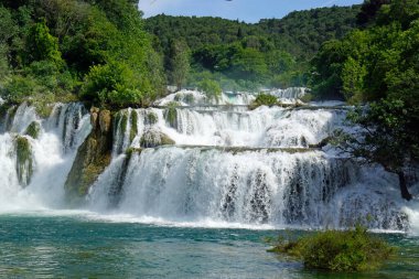 Krka Ulusal Oark 'taki manzaralı şelale Hırvatça