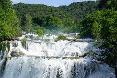 Krka Ulusal Oark 'taki manzaralı şelale Hırvatça