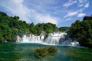 Krka Ulusal Oark 'taki manzaralı şelale Hırvatça