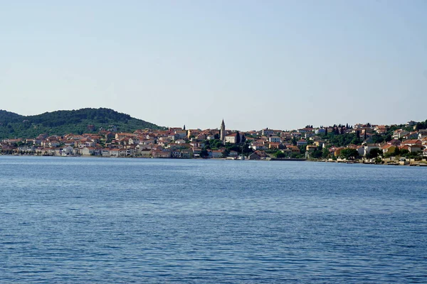 Desa Khas Kroasia Dari Laut Pada Hari Yang Cerah — Stok Foto
