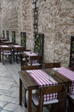Hırvatistan 'da Dalmaçya' da bir restoranın önündeki sandalyeler.