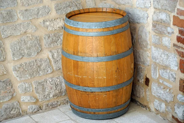 Weinfass Aus Holz Der Steinmauer — Stockfoto