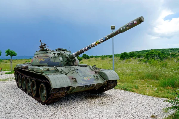 Sibenik Hırvatça Haziran 2023 Yugoslavya Savaşının Bir Hatırlatıcısı Olarak Tank — Stok fotoğraf