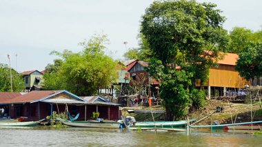 Tonle Sam Nehri 'ndeki köy Siem Hasadı' nın yanında.