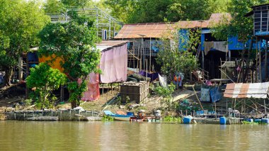 Tonle Sam Nehri 'ndeki köy Siem Hasadı' nın yanında.
