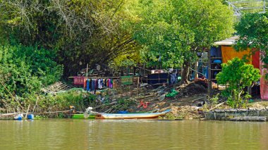 Tonle Sam Nehri 'ndeki köy Siem Hasadı' nın yanında.