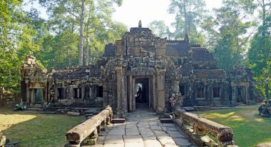 Angkor Wat 'taki antik kapı tapınağa