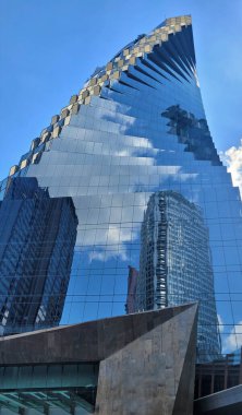 Bangkok şehir merkezindeki modern gökdelen güneşli bir günde