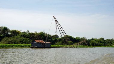 Kamboçya 'da büyük ağlı bir balıkçı teknesi.
