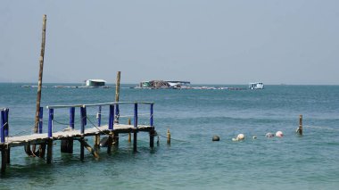 Pu Wuoc Adası 'ndaki deniz yıldızı plajında ahşap iskele.