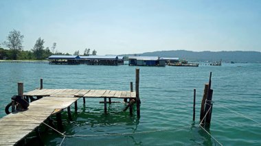 Pu Quoc Adası 'ndaki deniz yıldızı plajının yakınındaki körfezdeki yığınlar üzerindeki restoranda.