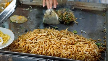 Pnom Penh 'deki yerel gıda pazarında sokak yemekleri