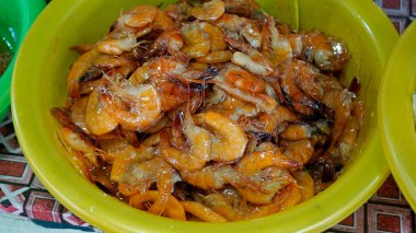 Kamboçya 'daki yerel markette lezzetli sokak yemekleri.