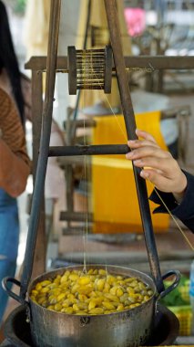 Pnom penh 'deki ipek adasında ipek üretimi