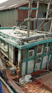 Kamboçya 'nın Kamboçya limanında renkli ahşap balıkçı tekneleri