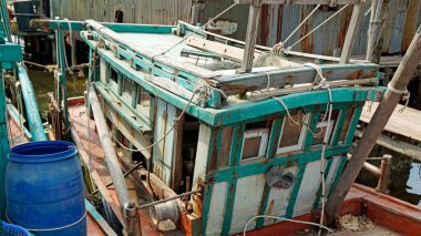 Kamboçya 'nın Kamboçya limanında renkli ahşap balıkçı tekneleri