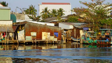 phu quoc limanında renkli balıkçı tekneleri