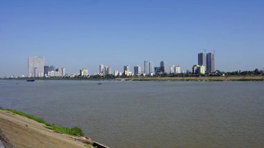 phnom penh silueti ile mekong nehir kıyısı
