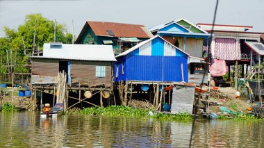 Tonle Sam Nehri 'ndeki köy Siem Hasadı' nın yanında.