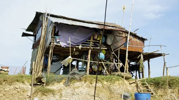 Kamboçya 'da Tonle Sup nehrinin kıyısındaki tekil balıkçı köyü.