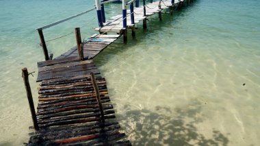 Pu Wuoc Adası 'ndaki deniz yıldızı plajında ahşap iskele.