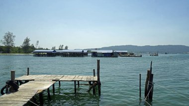 Pu Quoc Adası 'ndaki deniz yıldızı plajının yakınındaki körfezdeki yığınlar üzerindeki restoranda.