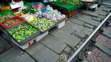 Tayland 'da Meaklong demiryolu pazarında yeni ürünler