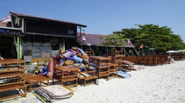 Koh Samet 'teki Aao wai plajında bir sahil barı.