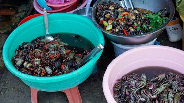 Fnom Penh 'deki balık pazarında taze deniz ürünleri.