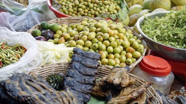 Savaşın sokaklarında yiyecek pazarı