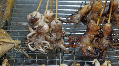 Kamboçya 'daki yerel markette lezzetli sokak yemekleri.