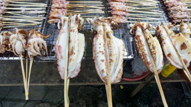 Kamboçya 'daki yerel markette lezzetli sokak yemekleri.