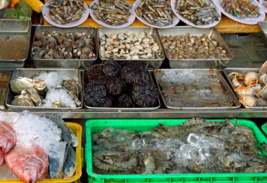 Vietnam 'daki phu quoc adasındaki sokak yiyecekleri pazarı