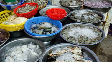 Kamboçya 'da yerel bir markette taze balık.