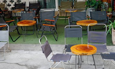 Pu Quoc Adası 'ndaki sokak mutfağı sandalyeleri.