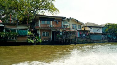 Bangkok, Tayland 'da Chao praya nehrinin kıyısında bir ev.