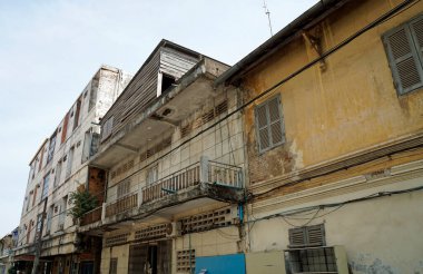 Kamboçya 'da savaş bombasının sokaklarında eski bir ev