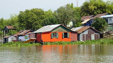 Kamboçya 'da siem hasadının yakınındaki tonle özsuyunda yüzen evler.