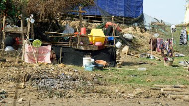 Tonle Sam Nehri 'ndeki köy Siem Hasadı' nın yanında.