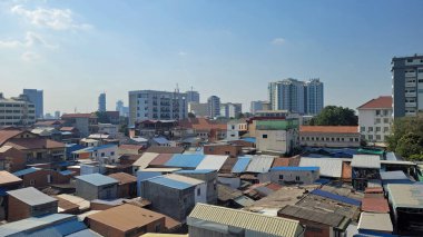 Pnom Penh 'in fakir banliyösünün çatılarının manzarası.