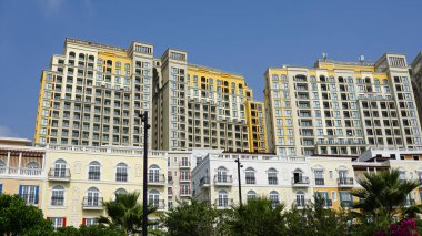 Pu Quoc Adası 'ndaki günbatımı kasabasında modern binalar