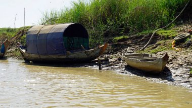 Kamboçya 'daki tonle reçinesi nehrinde geleneksel ahşap tekne.