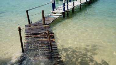 Pu Wuoc Adası 'ndaki deniz yıldızı plajında ahşap iskele.