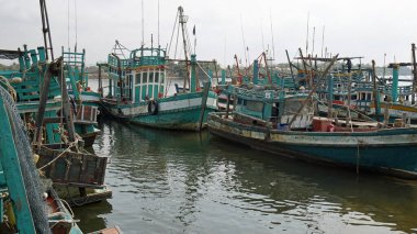 Kamboçya 'nın Kamboçya limanında renkli ahşap balıkçı tekneleri