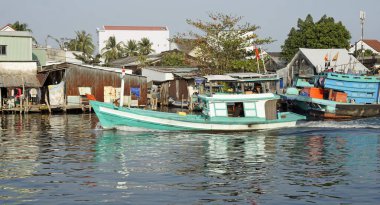 phu quoc limanında renkli balıkçı tekneleri