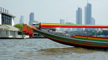 Chao praya nehrinde uzun kuyruklu tekne